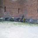 Zlot rowerowy - pojazdy zaparkowane przy gotyckich murach krzyżackiego zamku - panoramio